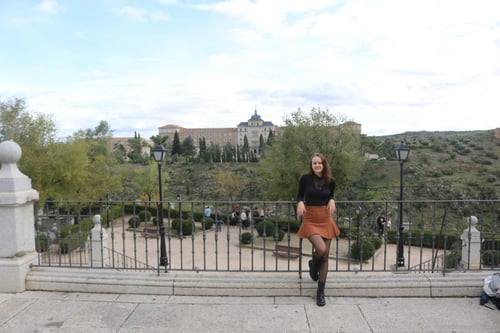 Vivienne vor Alcazar in Toledo1